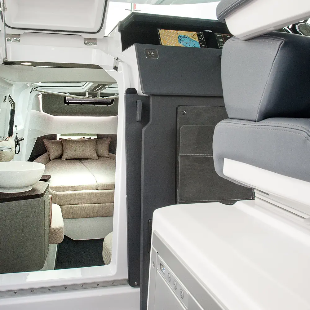 Axopar 37 XC Cross Cabin 4