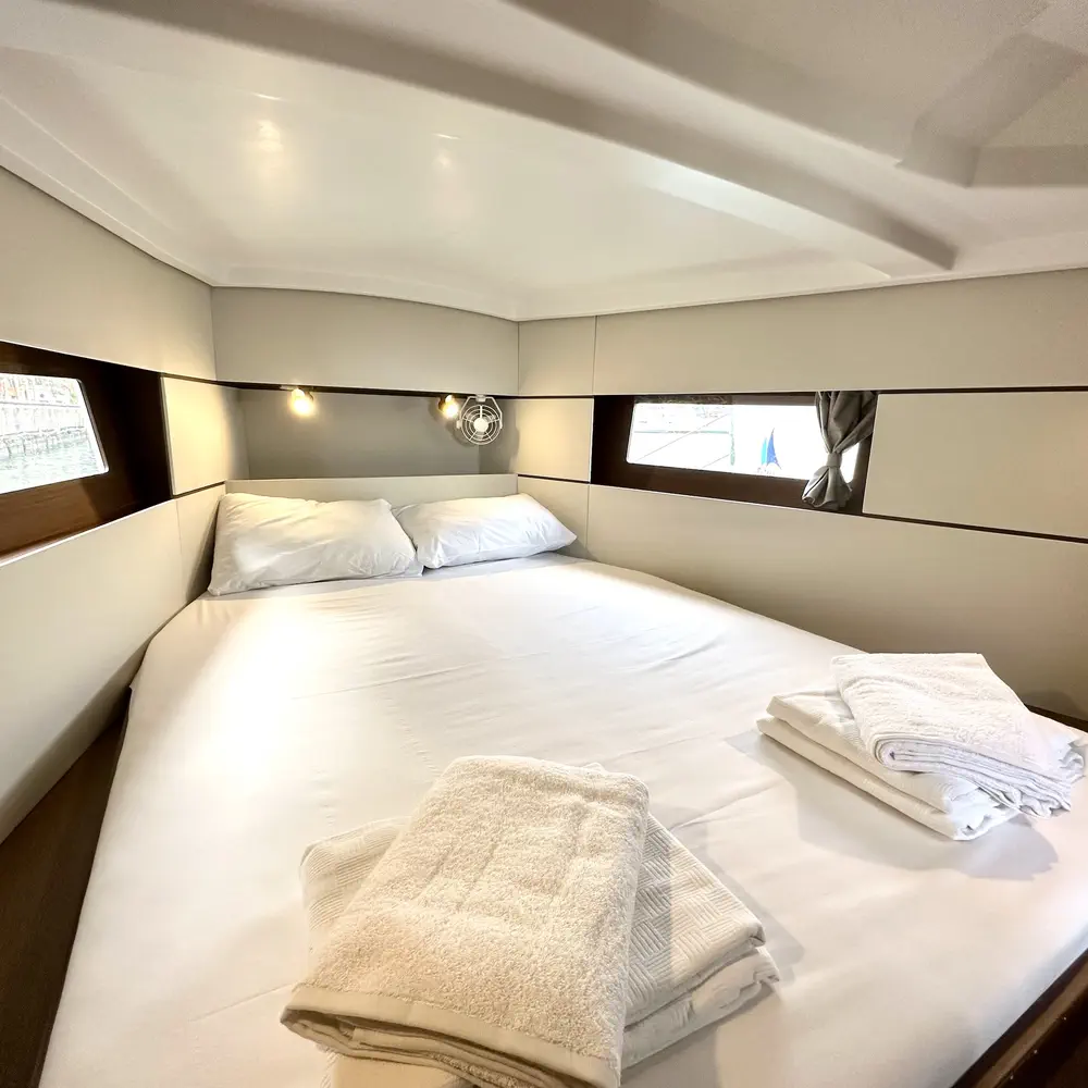 Sail Lyra 10