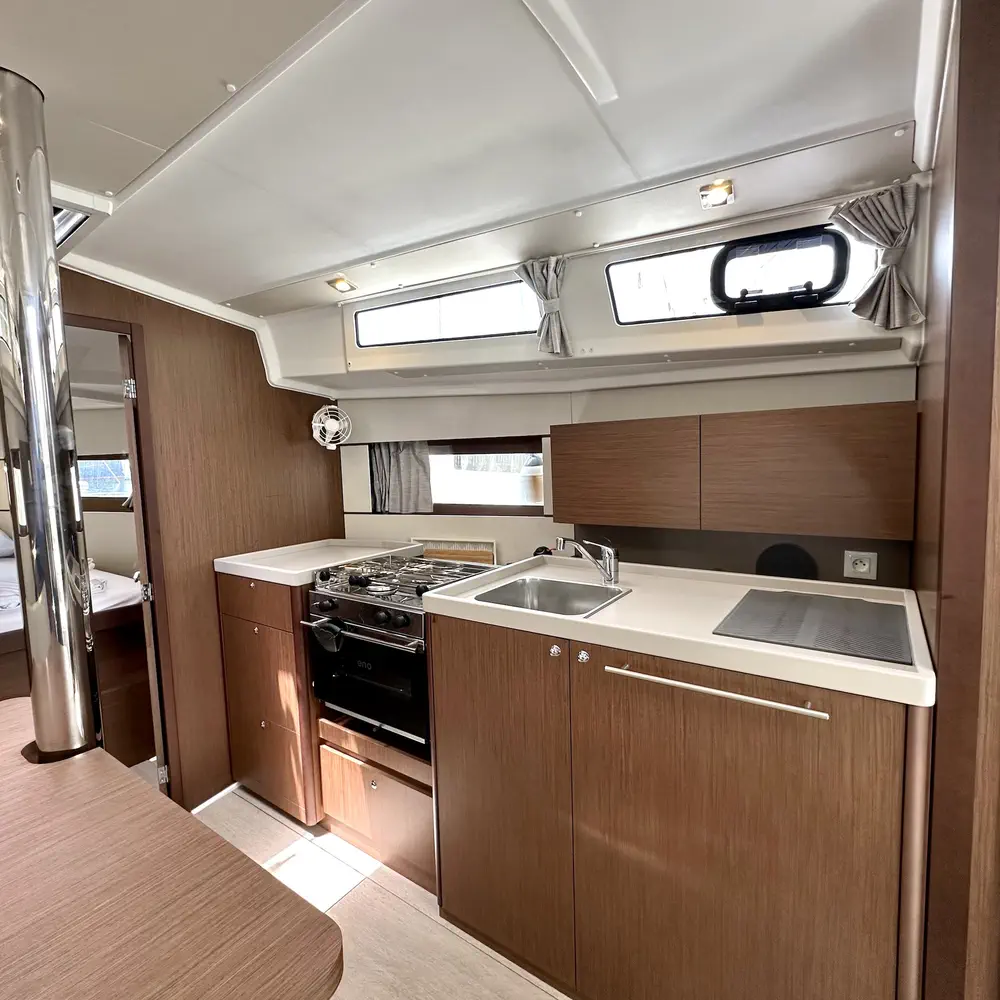 Sail Lyra 11
