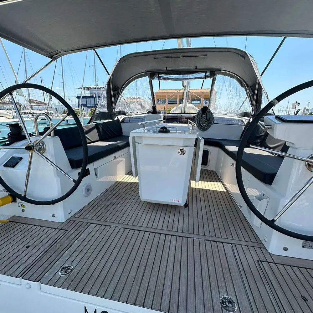 MONTEREY (bowthruster,inox gangway, solar panels, inverter, teak cockpit) 11