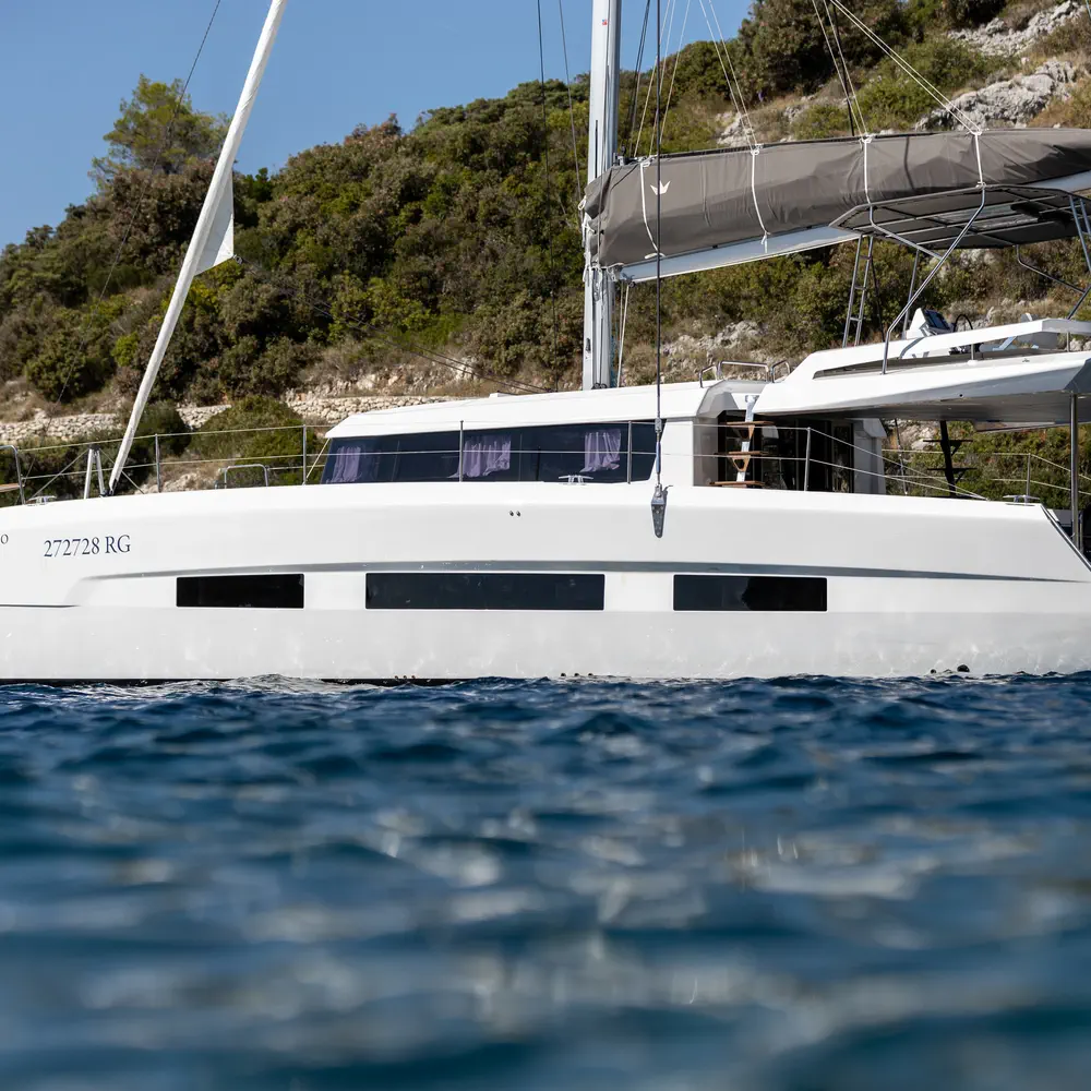 https://dsmkaagprkqin.cloudfront.net/images/dufour-yachts/dufour-catamaran-48/catamaran/5733108340000103017-1746529826032669261-cat-1000x1000.webp