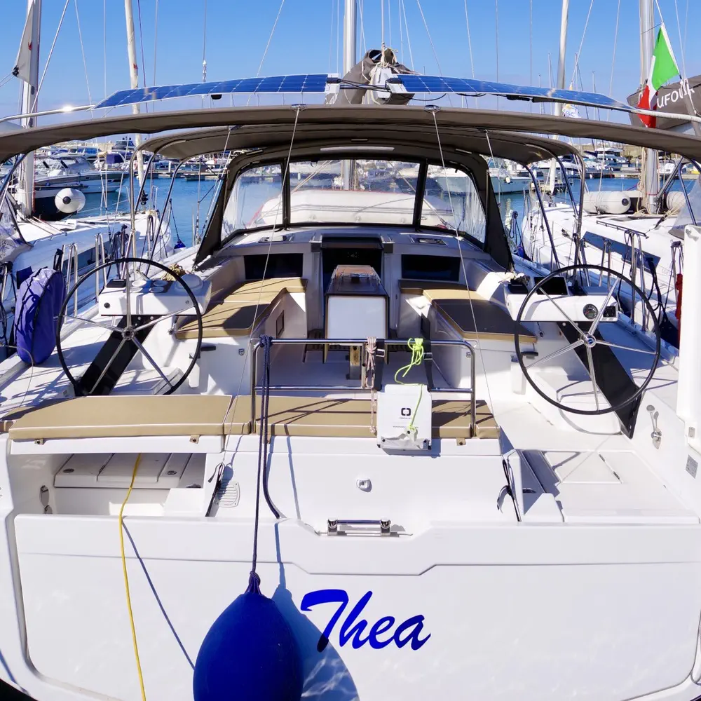 Thea - A/C, Generator, Water maker, Solar Panel 7