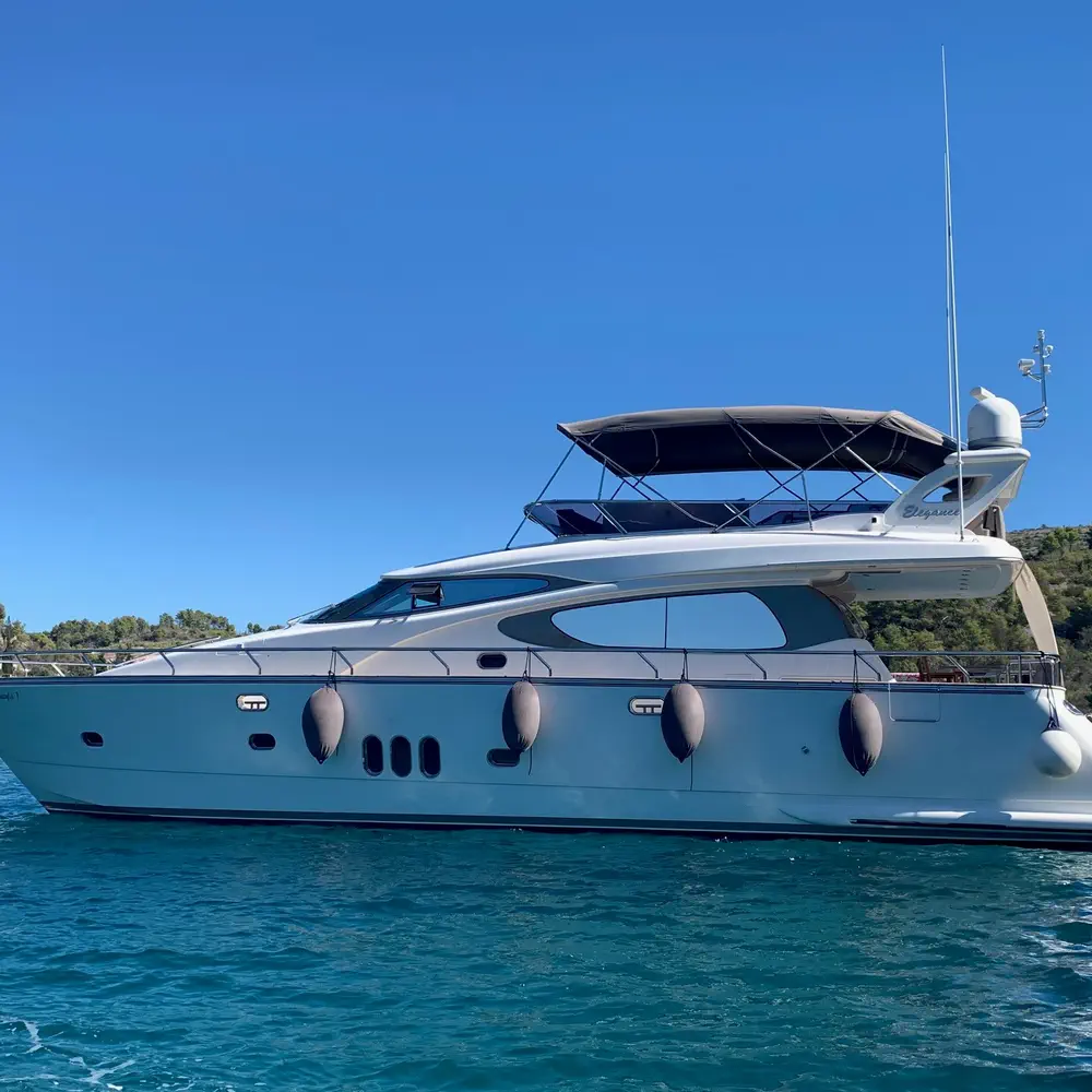 https://dsmkaagprkqin.cloudfront.net/images/elegance-yachts/motoryacht/elegance-60-fly/1739927040000103391-1746553820185395765-lifestyle-1-1000x1000.webp