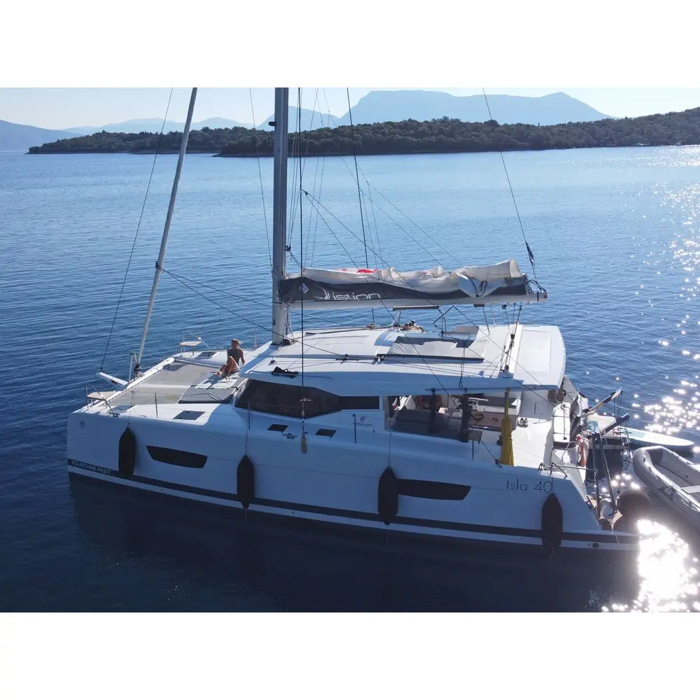 https://dsmkaagprkqin.cloudfront.net/images/fountaine-pajot/catamaran/isla-40/5392945150000101909-1746996688201592222-first-step-1000x1000.webp
