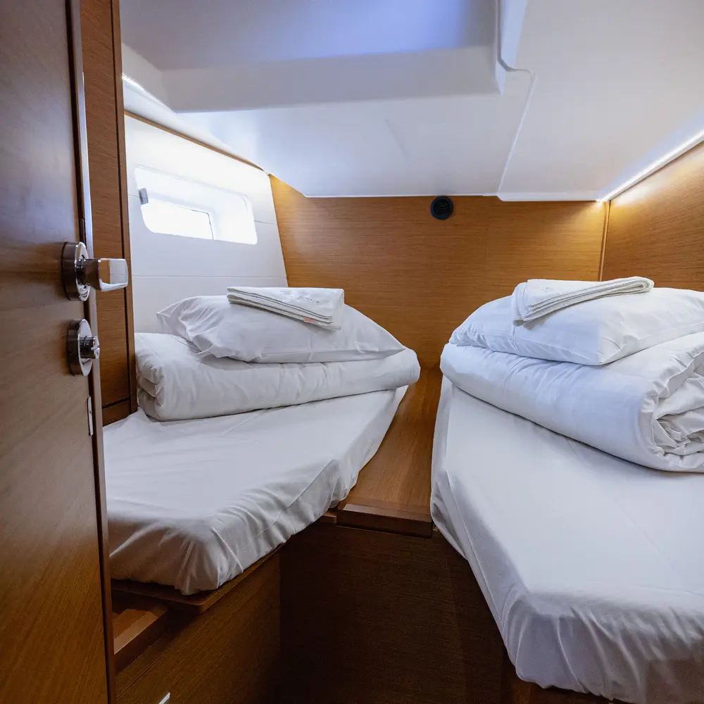 Stern cabin 1, single occupancy, including services 3