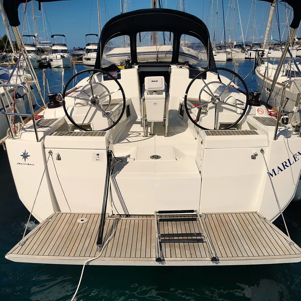 https://dsmkaagprkqin.cloudfront.net/images/jeanneau/sail-boat/sun-odyssey-419/1890633870000102111-1746624697724735680-marley-1000x1000.webp