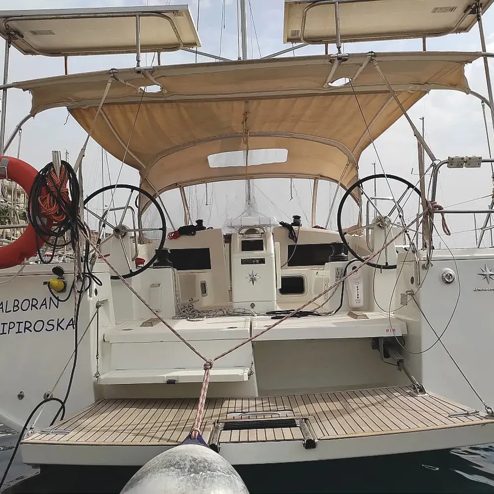 https://dsmkaagprkqin.cloudfront.net/images/jeanneau/sail-boat/sun-odyssey-440/5880678940000107106-1746690205589239038-caipiroska-1000x1000.webp