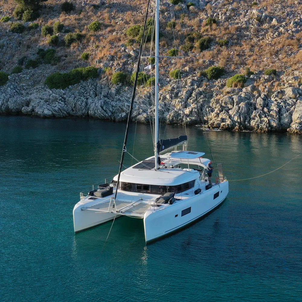 Main image of catamaran, Lagoon 42 Alima