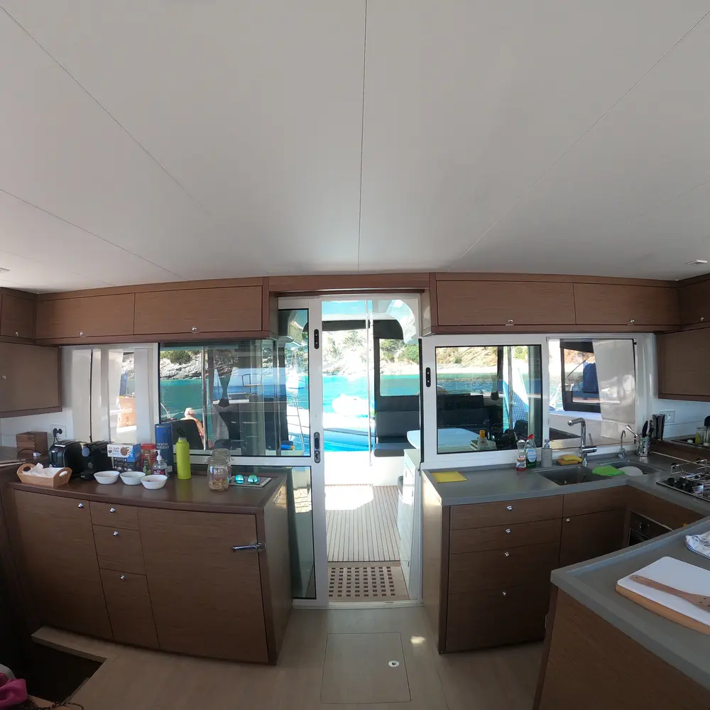 EVI (2 generators, air condition 71.000 BTU, water maker, 2 SUP free of charge) 15
