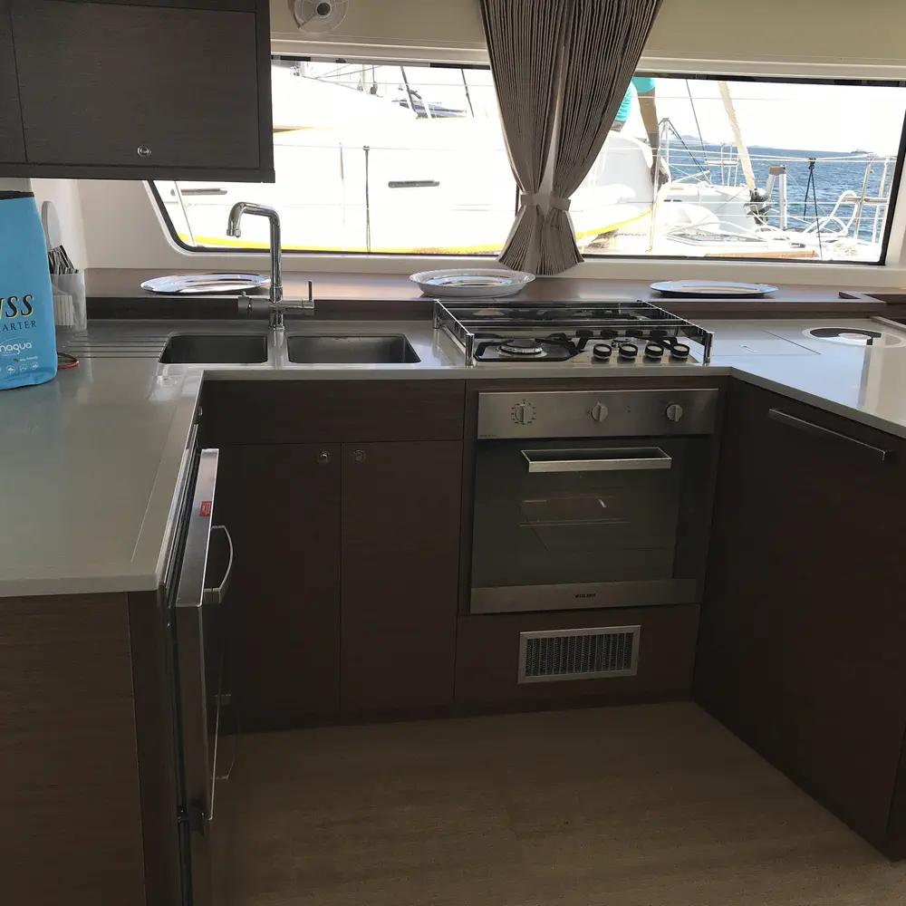 Big Mama (AC, WM, Generator, Inverter, Tender Lift) 10