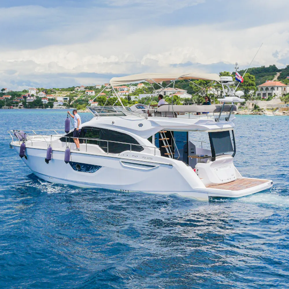 https://dsmkaagprkqin.cloudfront.net/images/sessa-marine/motoryacht/sessa-fly-47/2860705170000104292-1746696743939971566-star-dust-1000x1000.webp