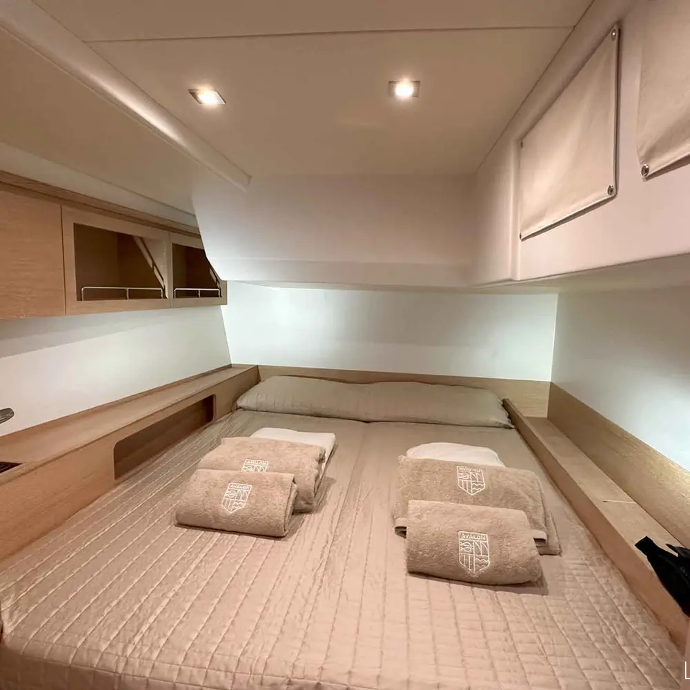 Avalon - Luxury - A/C, Watermaker 10