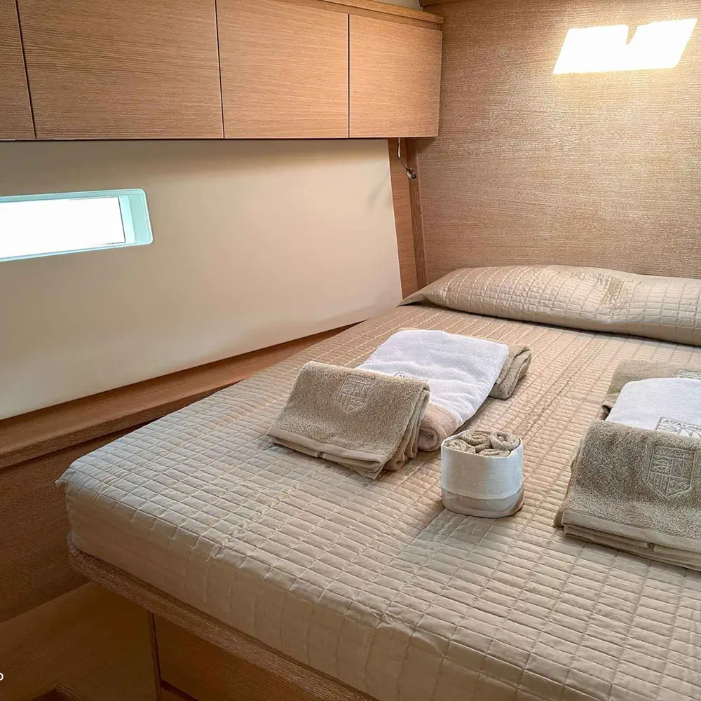 Avalon - Luxury - A/C, Watermaker 5