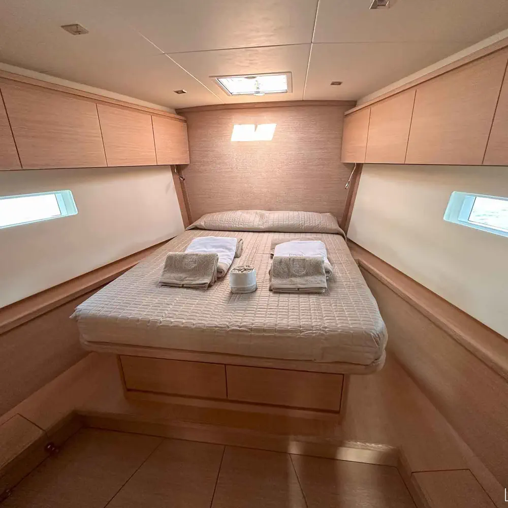 Avalon - Luxury - A/C, Watermaker 14