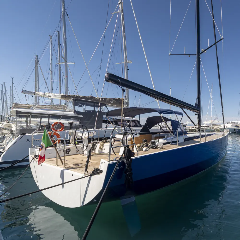 Avalon - Luxury - A/C, Watermaker 12