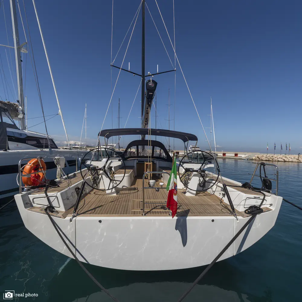 Avalon - Luxury - A/C, Watermaker 11
